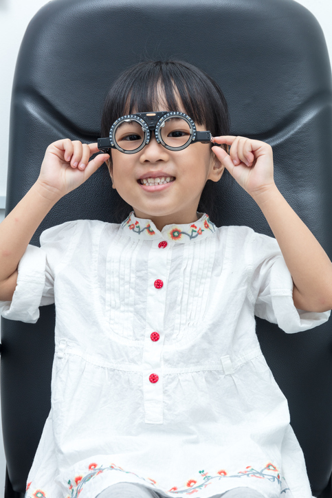 Devices for keeping the superior retina emmetropic in children might be a myopia control strategy.