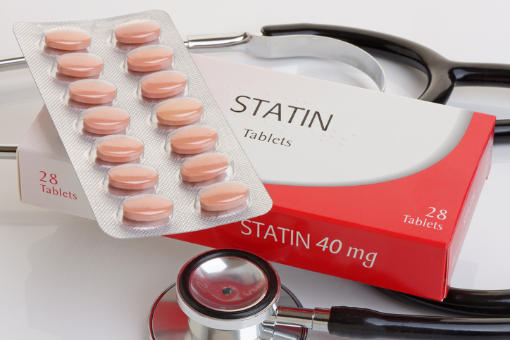 Statin use appears to be associated with a later age of onset of AMD, particularly in non-Hispanic white and Black individuals, as well as patients with dry AMD.