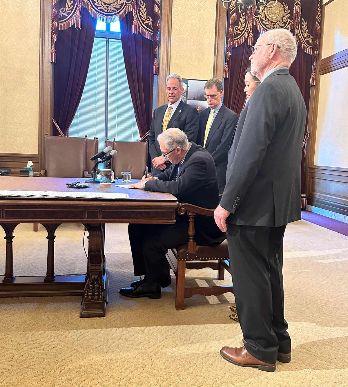 Washington Governor Jay Inslee signed SSB 5389 into law, effectively expanding the state's optometric scope of practice for the first time since 2003. 
